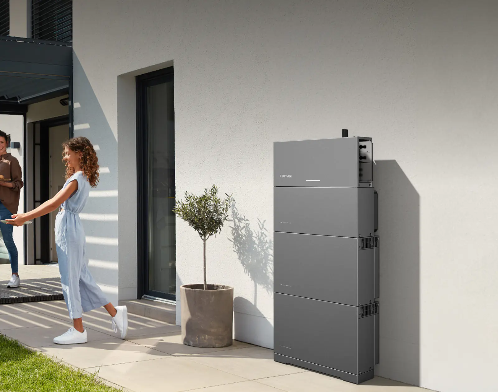 Système EcoFlow OCEAN 2 fixé au mur extérieur d'une maison, près d'une terrasse