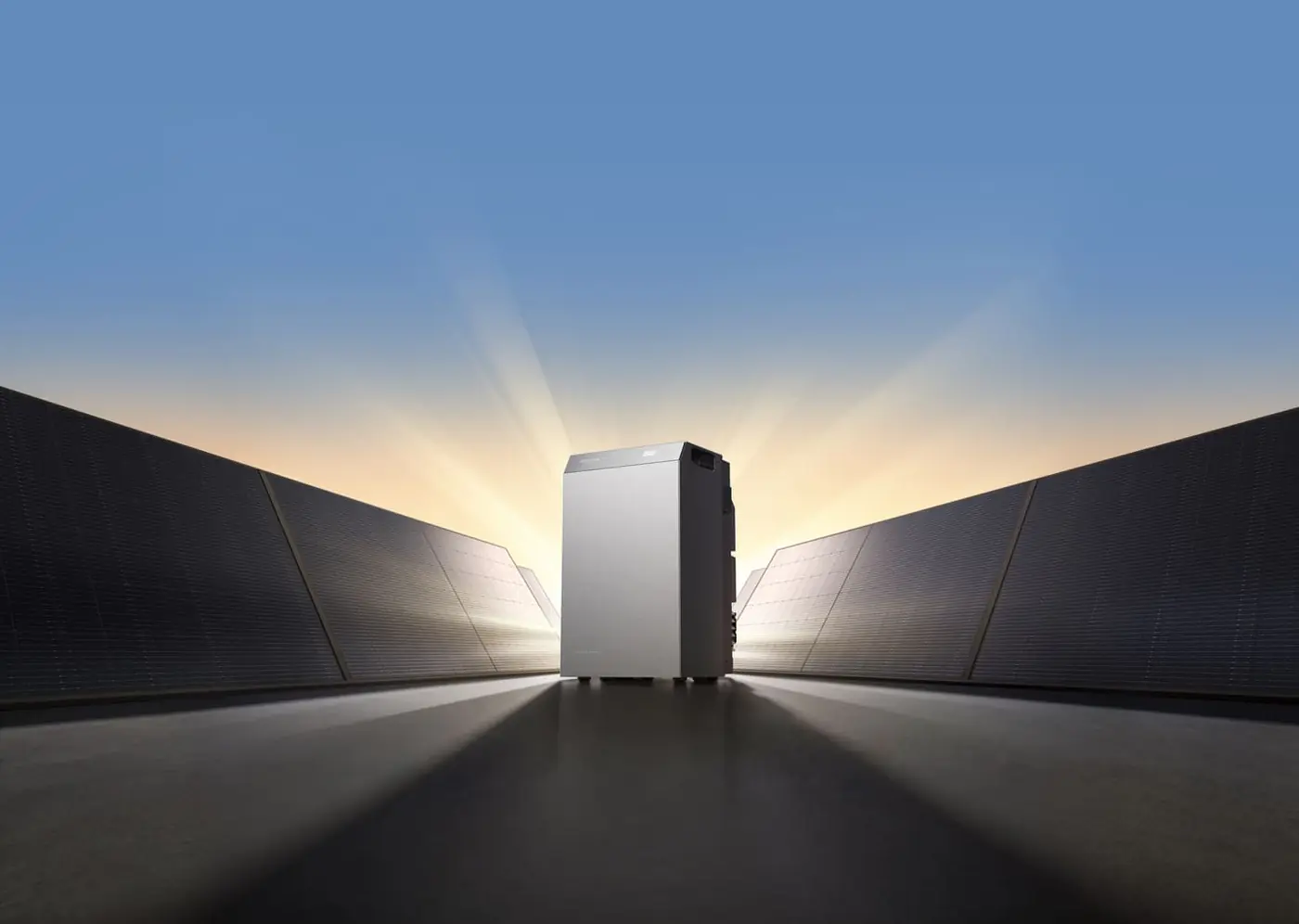 Batterie EcoFlow STREAM entre deux rangées de panneaux solaires, au lever du soleil