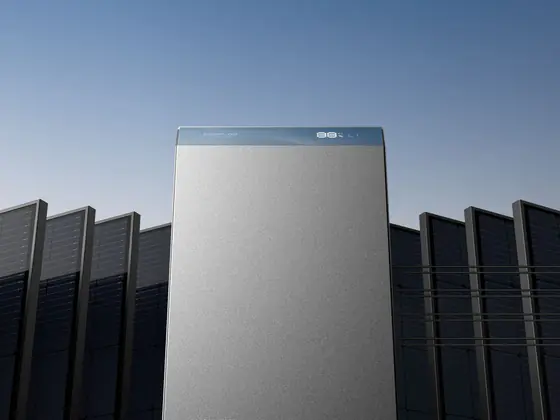 Batterie EcoFlow STREAM 5000 devant une rangée de panneaux solaires